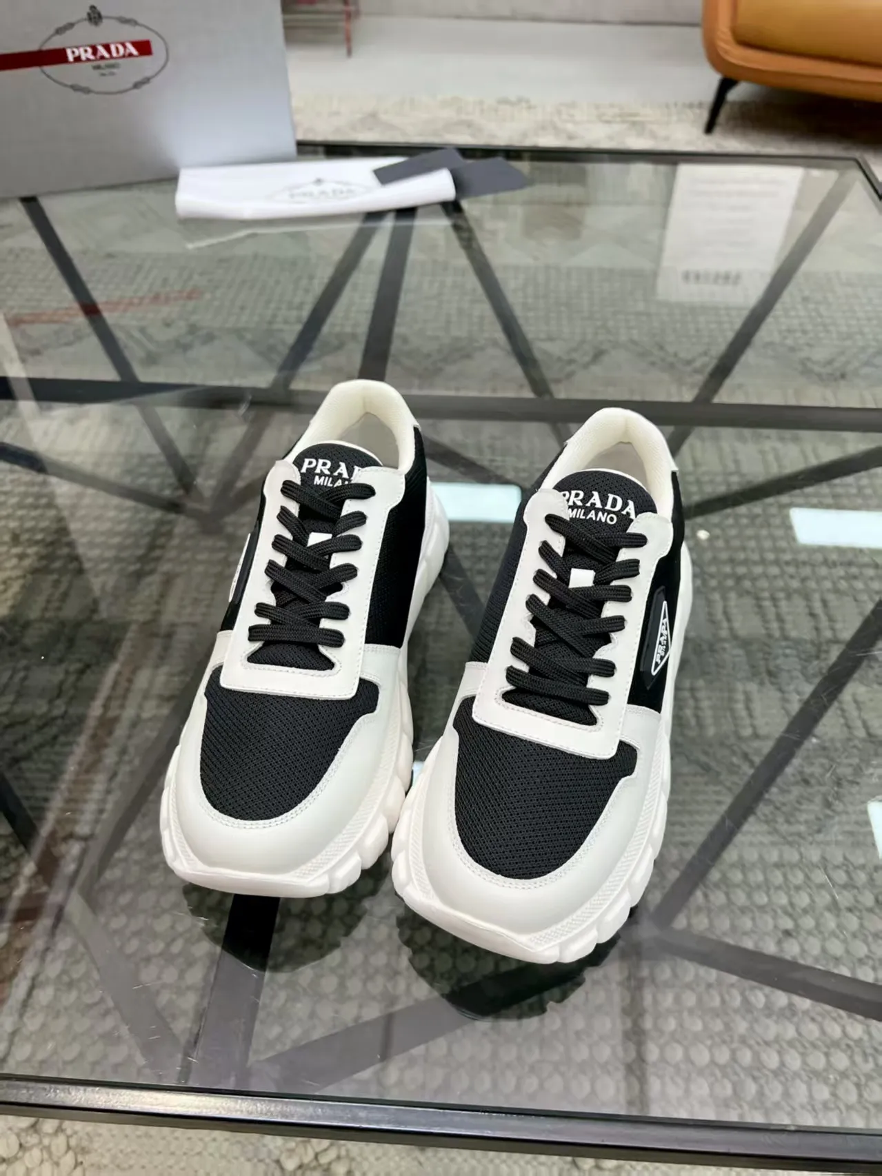 P440 Yuan 38-45 Prada Prada’s new men’s leather sneakers, the highest version on the market, any comparison is welcome🆚! The original leather has excellent texture and is super high-end! Fetal sheep net lining imported from Italy, removable pad! Luxurious materials and fine workmanship, highly recommended!